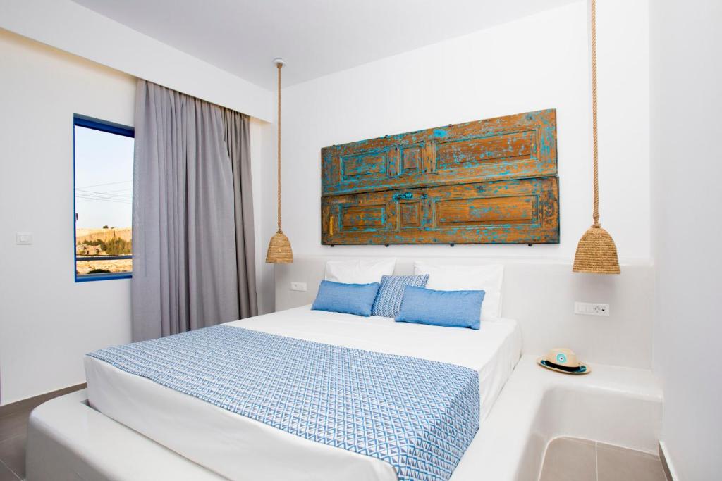 Postel nebo postele na pokoji v ubytování Lindos Portes Suites - Adults Only