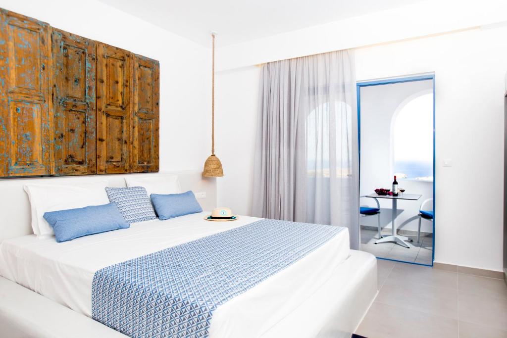 Postel nebo postele na pokoji v ubytování Lindos Portes Suites - Adults Only