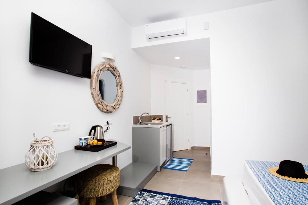 TV a/nebo společenská místnost v ubytování Lindos Portes Suites - Adults Only