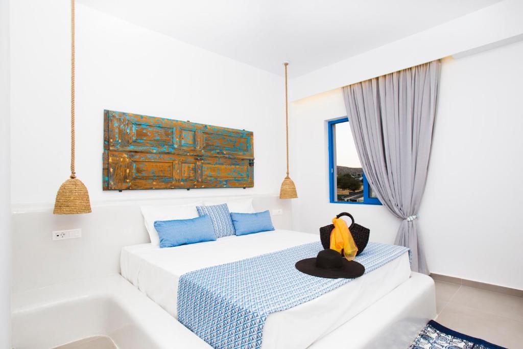 Postel nebo postele na pokoji v ubytování Lindos Portes Suites - Adults Only