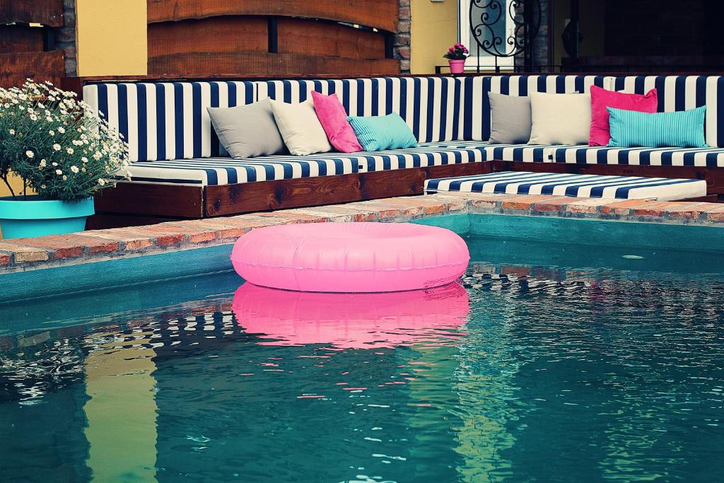 Piscina de la sau aproape de Autóscsárda és Panzió