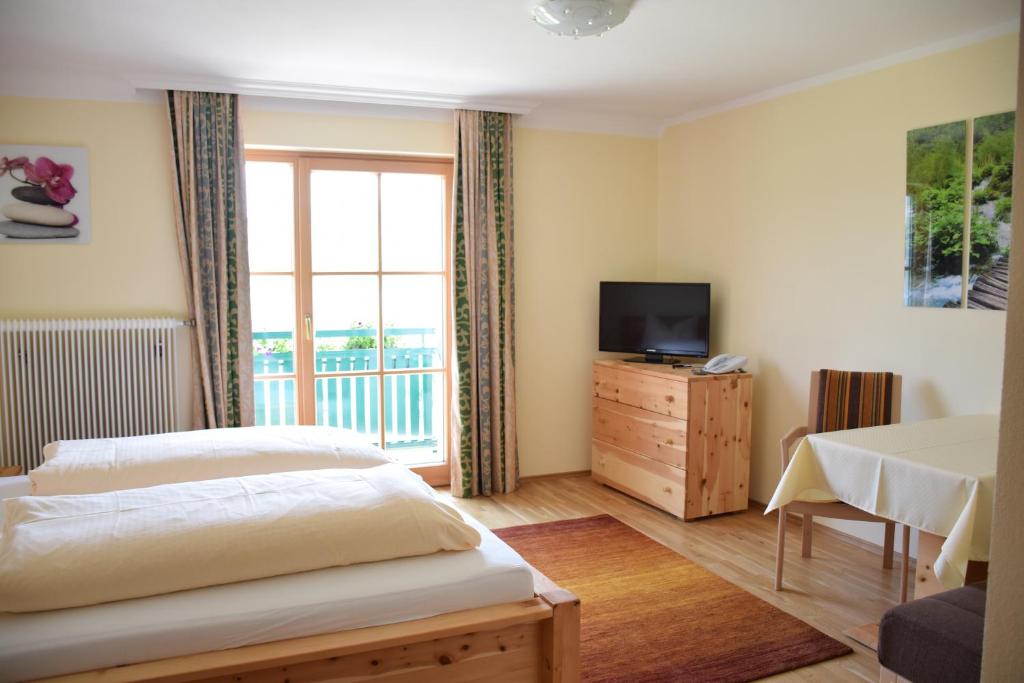 TV a/nebo společenská místnost v ubytování Hotel Garni Dorferwirt am Irrsee