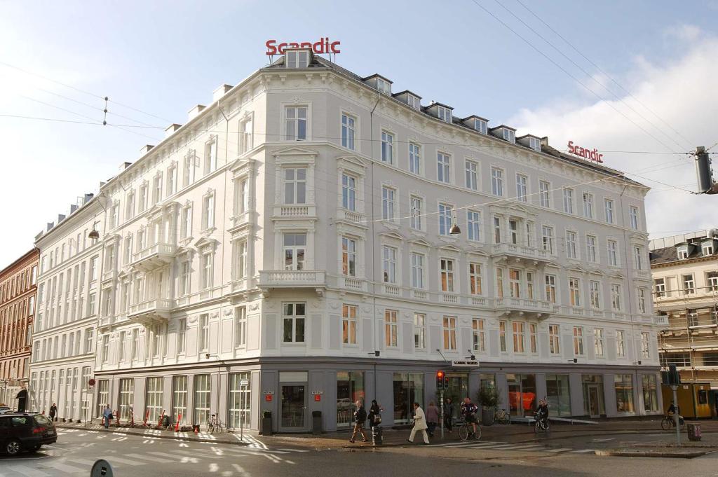 un grand bâtiment blanc au coin d'une rue dans l'établissement Scandic Webers, à Copenhague