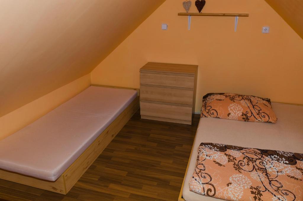 Postel nebo postele na pokoji v ubytování Sklep u Malíků