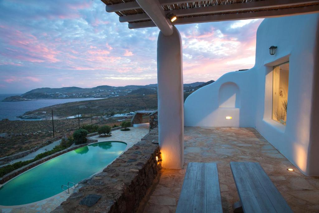 Cette villa dispose d'une piscine et offre une vue sur l'océan. dans l'établissement Villa Lia, à Kalafatis