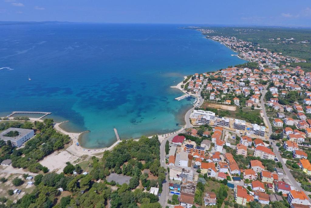 una vista aerea di una città e dell'oceano di Rooms & Apartment Hegic a Zara (Zadar)