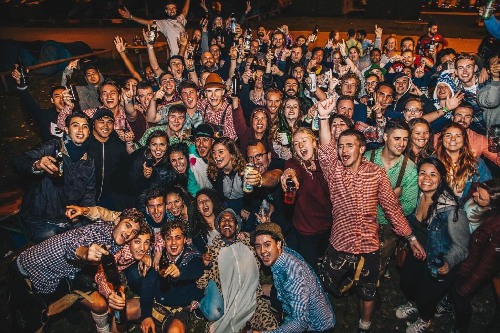 Eine Gruppe von Leuten, die sich für ein Foto auf einer Party posieren in der Unterkunft Festanation Oktoberfest Camp #1 in München