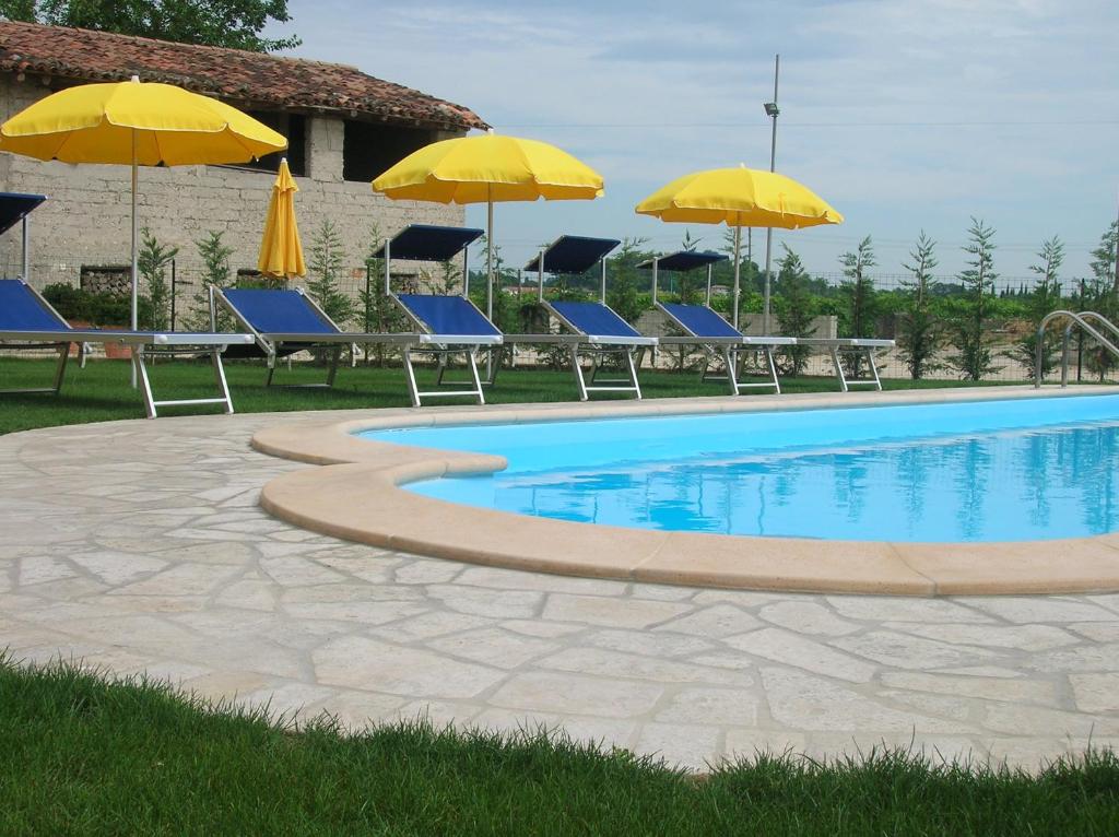 Bazén v ubytovaní Agriturismo Colombarola alebo v jeho blízkosti