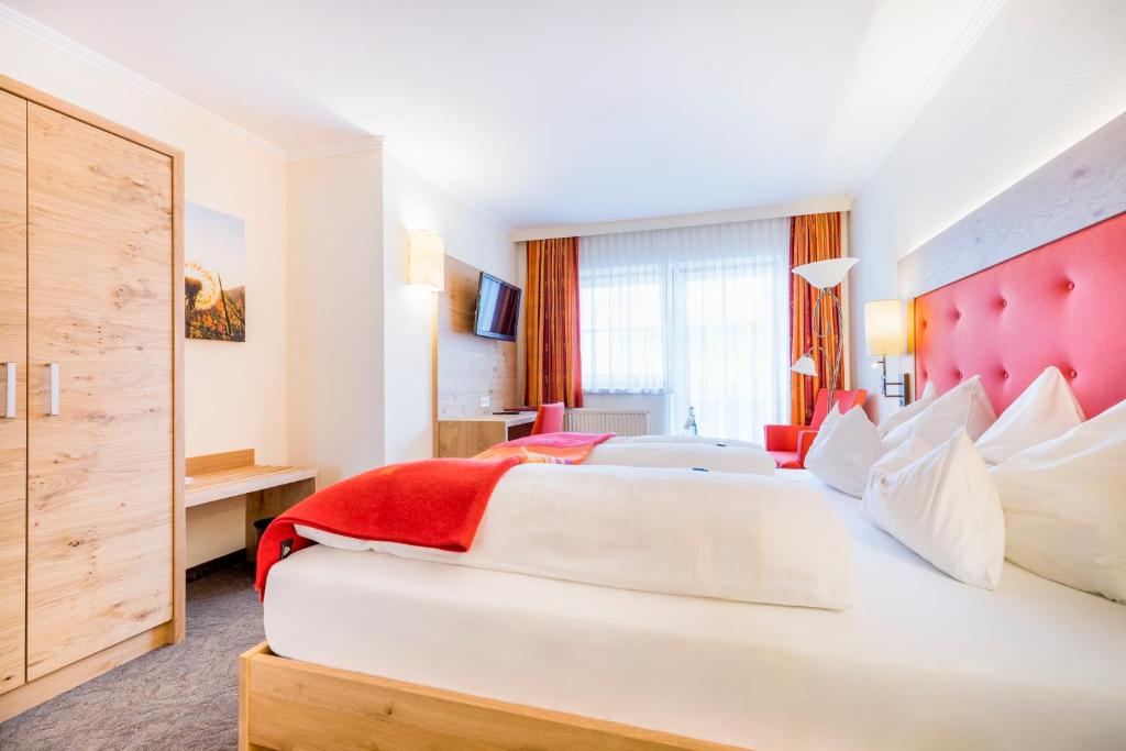 Postel nebo postele na pokoji v ubytování Hotel Alpenland