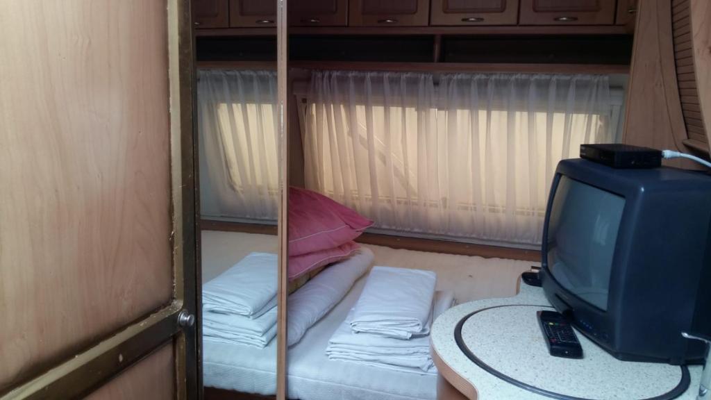 TV a/nebo společenská místnost v ubytování Caravans Magda