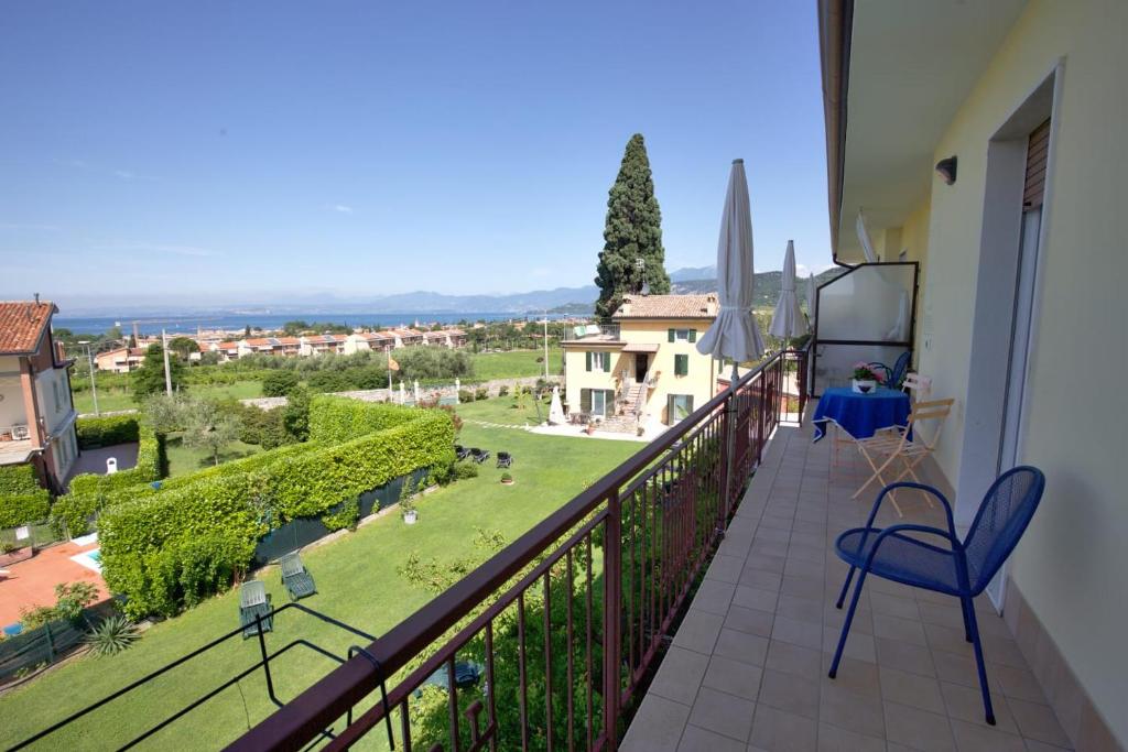 a balcony with a view of a yard at Casa Lorenzo in Bardolino