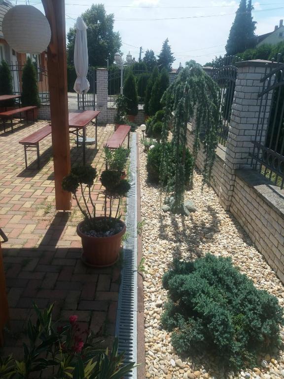 A garden outside Fáraó vendégház