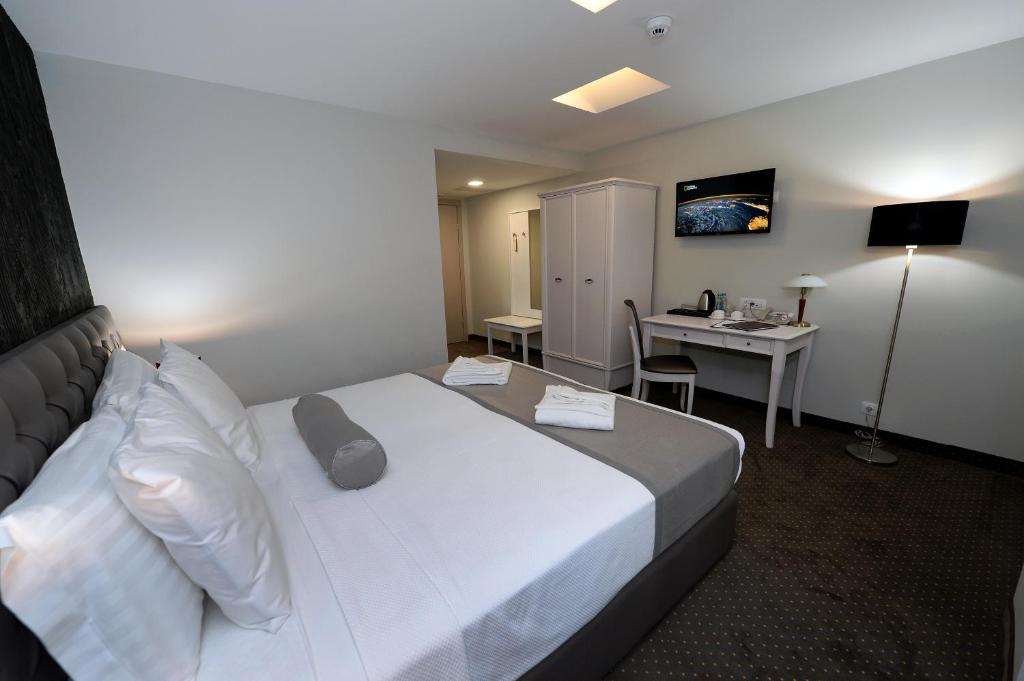 Postel nebo postele na pokoji v ubytování Hotel Alexandar II