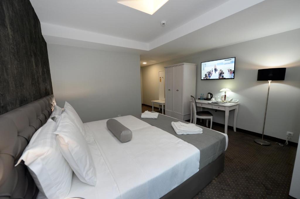 Postel nebo postele na pokoji v ubytování Hotel Alexandar II