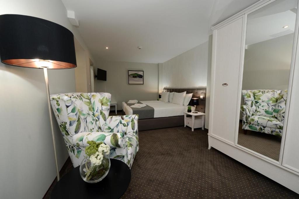 Postel nebo postele na pokoji v ubytování Hotel Alexandar II