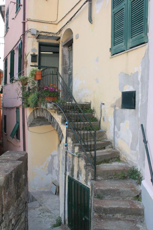 un conjunto de escaleras que conducen a un edificio en Ca' da Nuccia, en Riomaggiore