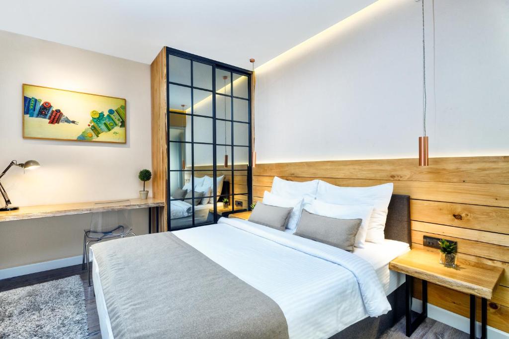 Rúm í herbergi á One Luxury Suites