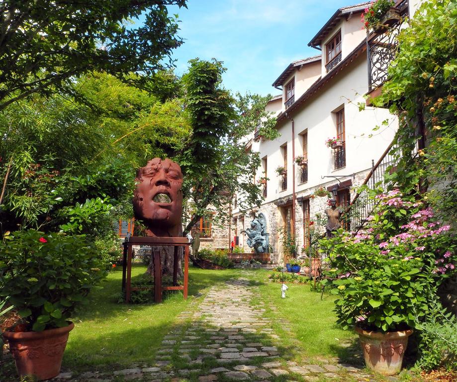 a statue in the middle of a garden at Besharat Gallery & Museum in Barbizon