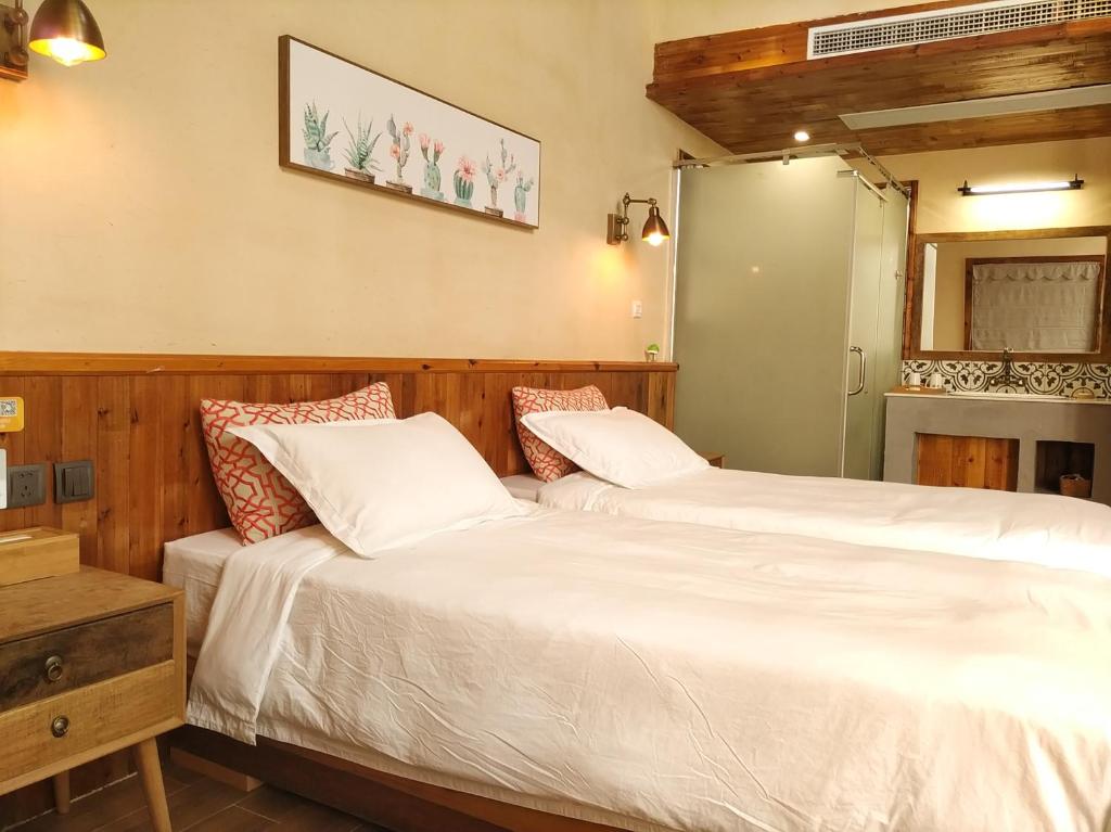 Postel nebo postele na pokoji v ubytování Youxiake Canal Hotel Hangzhou