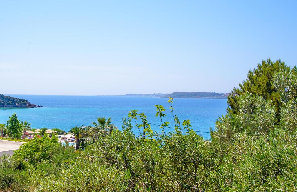 - une vue sur une grande étendue d'eau avec des arbres dans l'établissement Haus Manya in Lassy, à Lassi