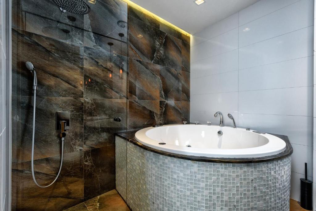 Baðherbergi á One Luxury Suites