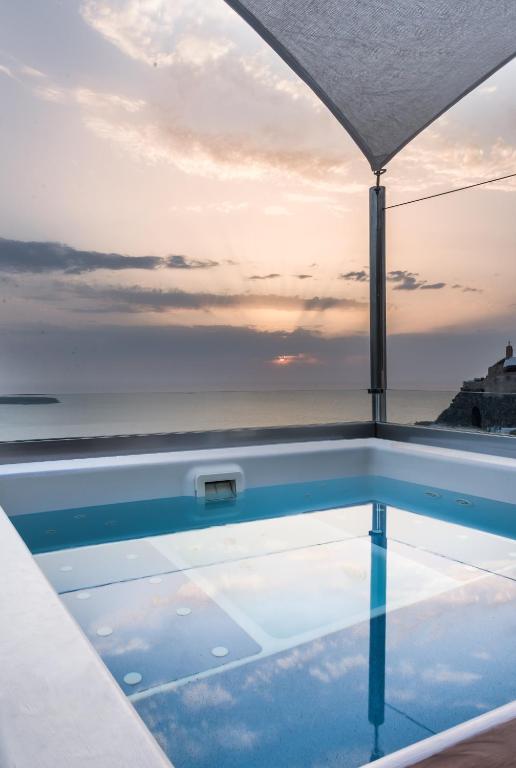 A piscina localizada em Hyperion Oia Suites ou nos arredores