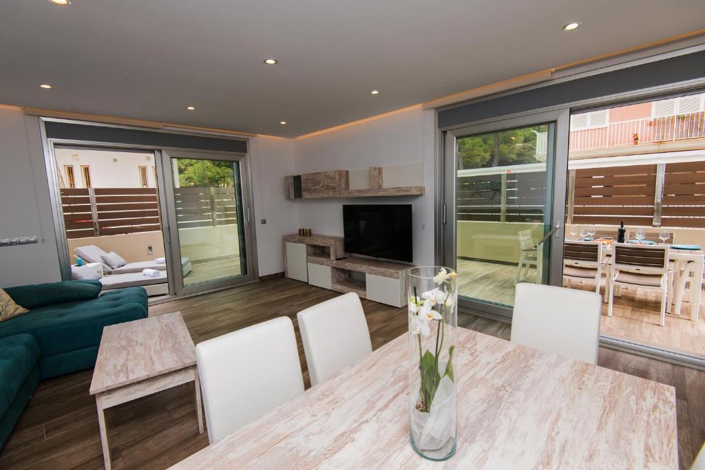 A kitchen or kitchenette at Villa Can Nieves