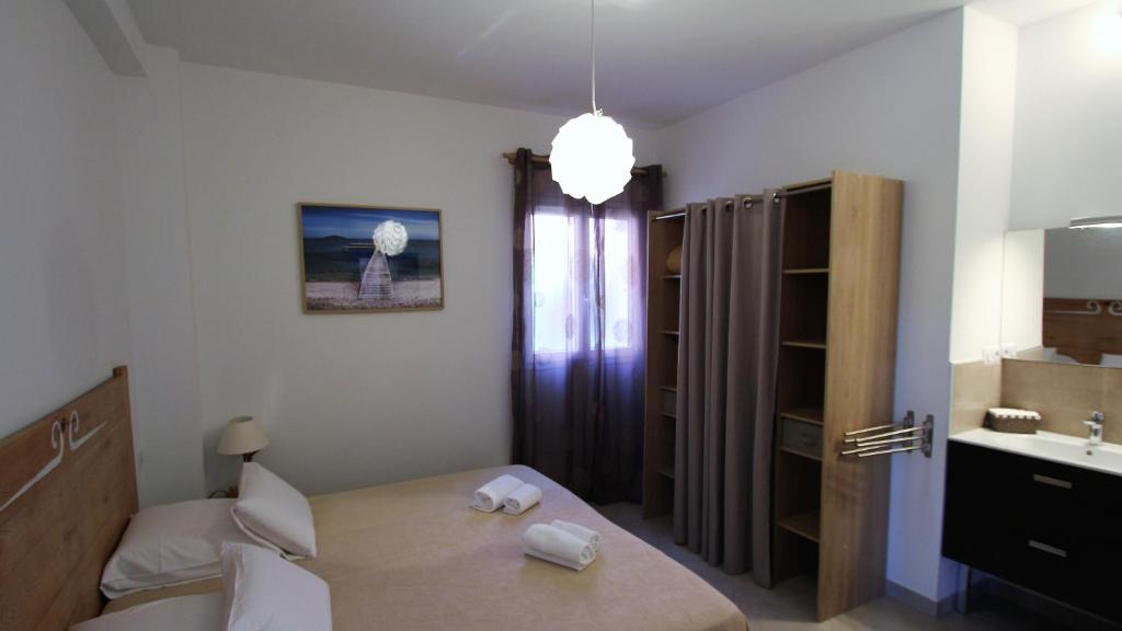 Postel nebo postele na pokoji v ubytování Villas CALA CORSA - 3 et 4 Chambres - CALA ROSSA Porto-Vecchio - Villas entièrement Climatisées avec Piscine Chauffée partagée et Piscines Privées - Internet gratuit