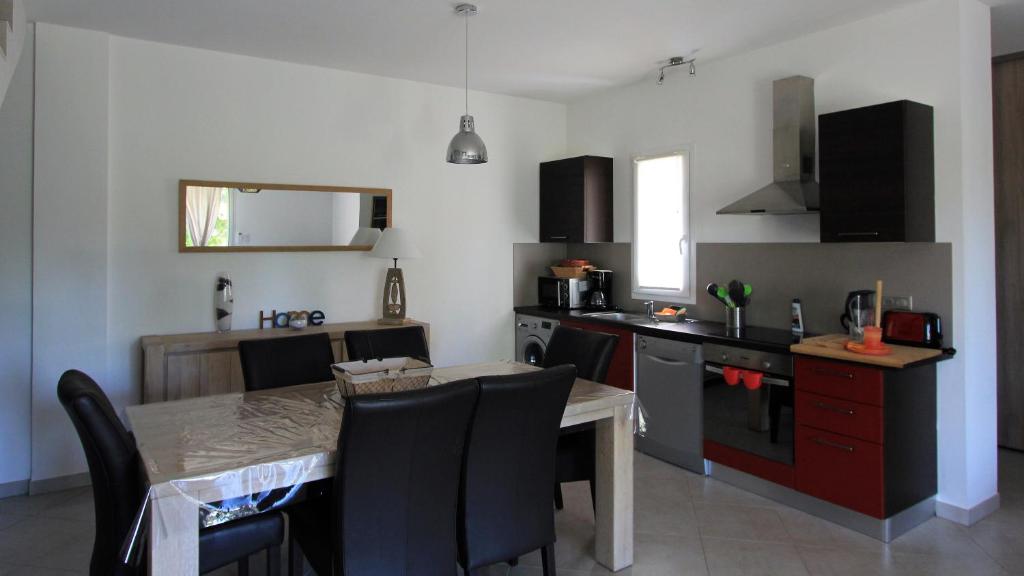 Kuchyň nebo kuchyňský kout v ubytování Villas CALA CORSA - 3 et 4 Chambres - CALA ROSSA Porto-Vecchio - Villas entièrement Climatisées avec Piscine Chauffée partagée et Piscines Privées - Internet gratuit