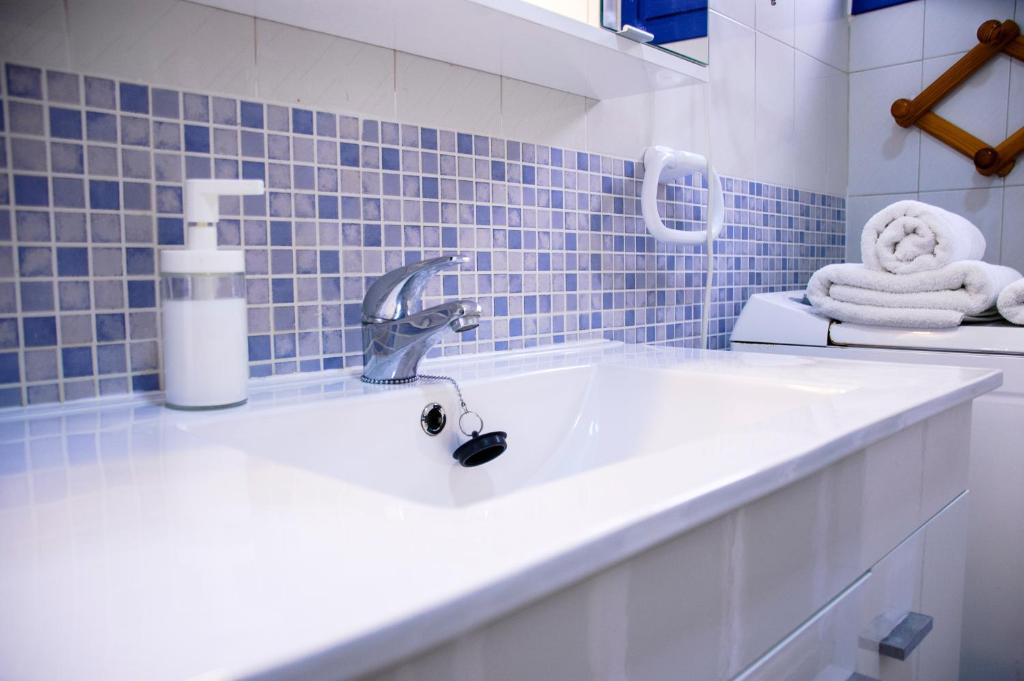 A bathroom at Seaview Risco de Famara 1