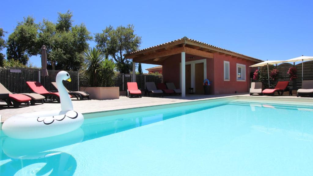 Bazén v ubytování Villas CALA CORSA - 3 et 4 Chambres - CALA ROSSA Porto-Vecchio - Villas entièrement Climatisées avec Piscine Chauffée partagée et Piscines Privées - Internet gratuit nebo v jeho okolí