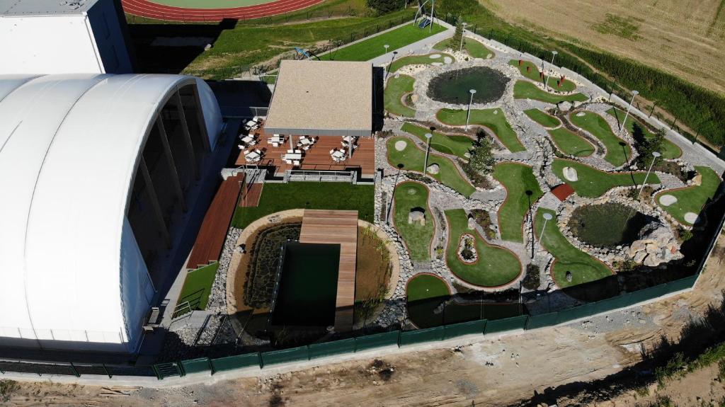 - une vue aérienne sur un jardin avec un bâtiment dans l'établissement Beachwell, à Pelhřimov