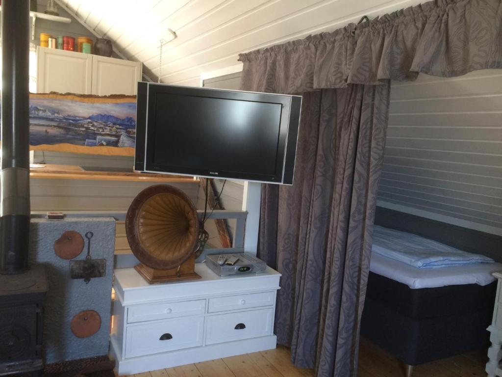 uma televisão em cima de uma cómoda num quarto em Lofot Loftet em Svolvær