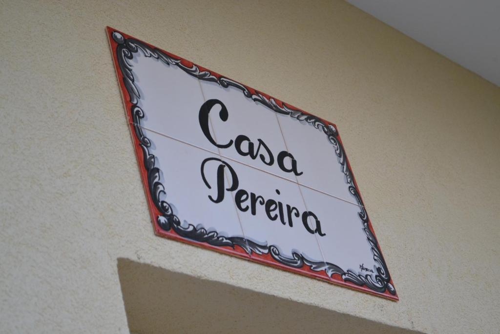 un cartel en una pared que lee caza perrero en Casa Pereira en Geres