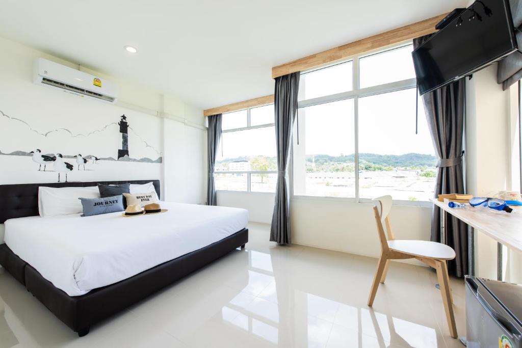 Dwell Phuket Airport Hotel at Naiyangにあるベッド