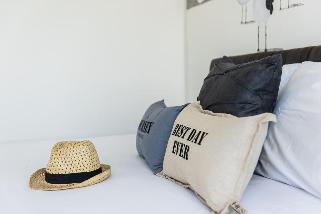 Dwell Phuket Airport Hotel at Naiyangにあるベッド