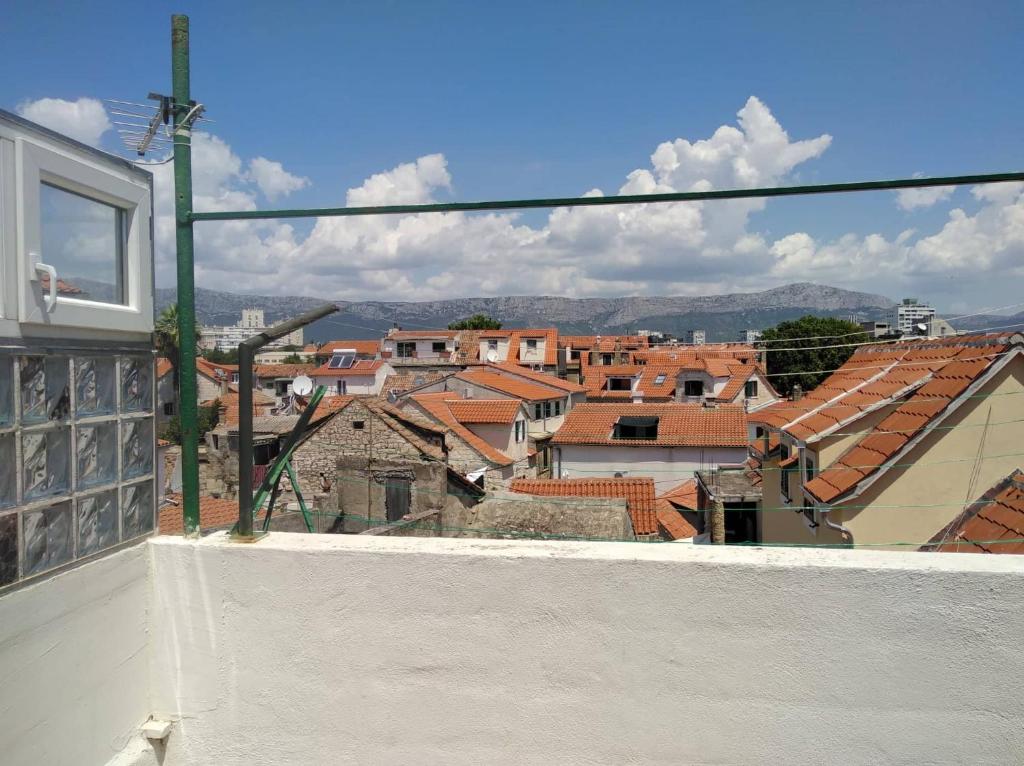 Nespecifikovaný výhled na hory nebo výhled na hory při pohledu z penzionu