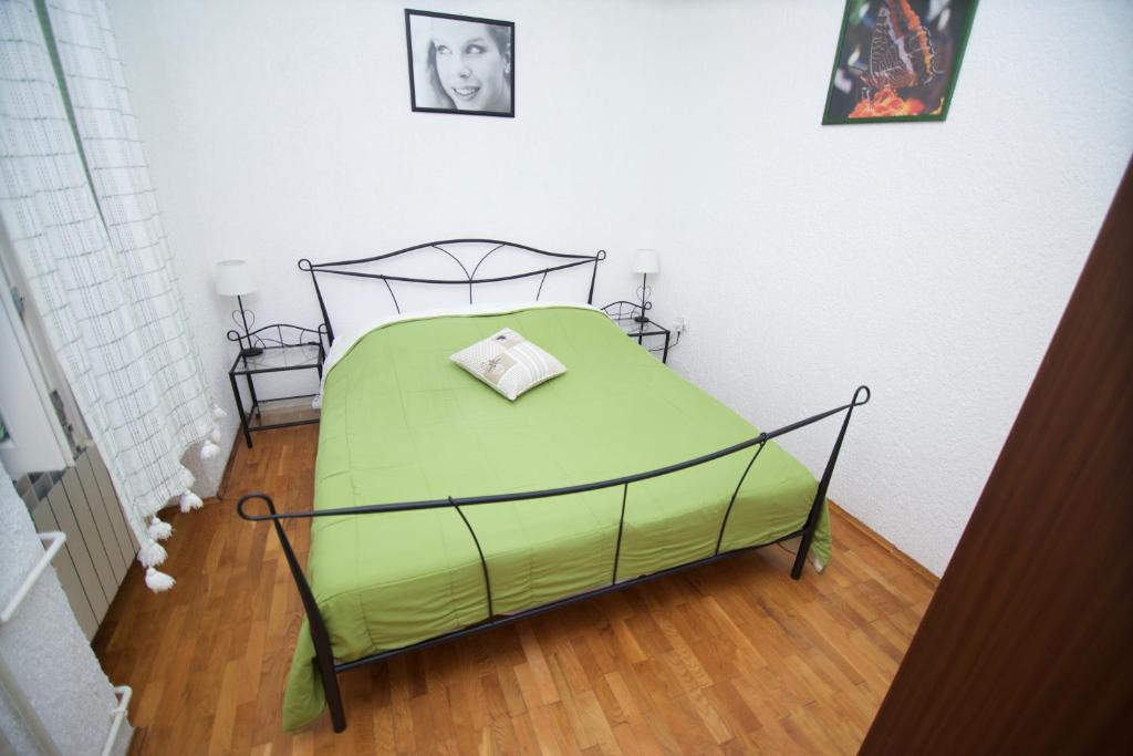 Posteľ alebo postele v izbe v ubytovaní Apartmani Loreta