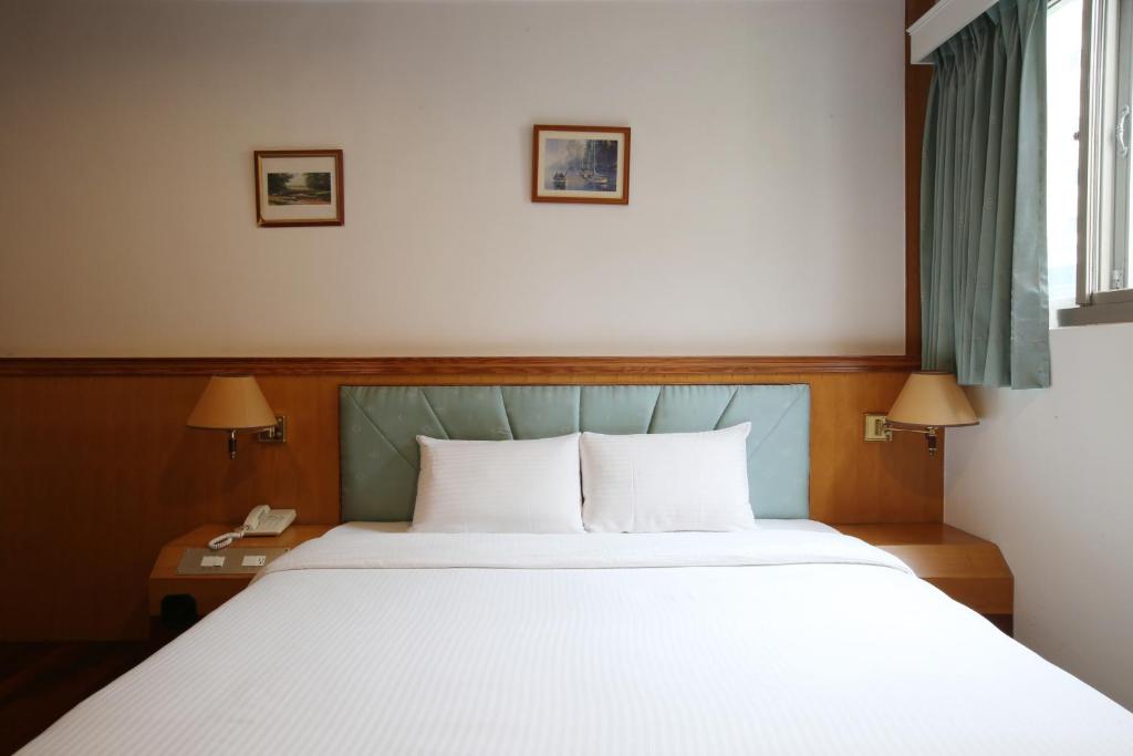 Postel nebo postele na pokoji v ubytování Long Shan Hotel