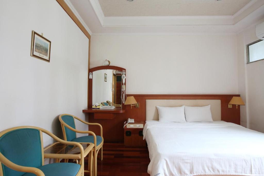 Postel nebo postele na pokoji v ubytování Long Shan Hotel