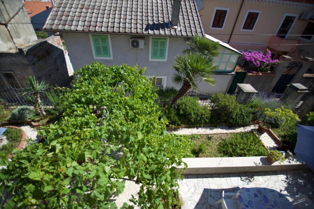Vonkajšia záhrada v ubytovaní Apartmani Loreta