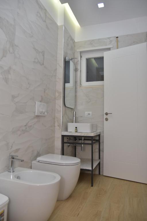 Kopalnica v nastanitvi Airen Hotel Velipoje
