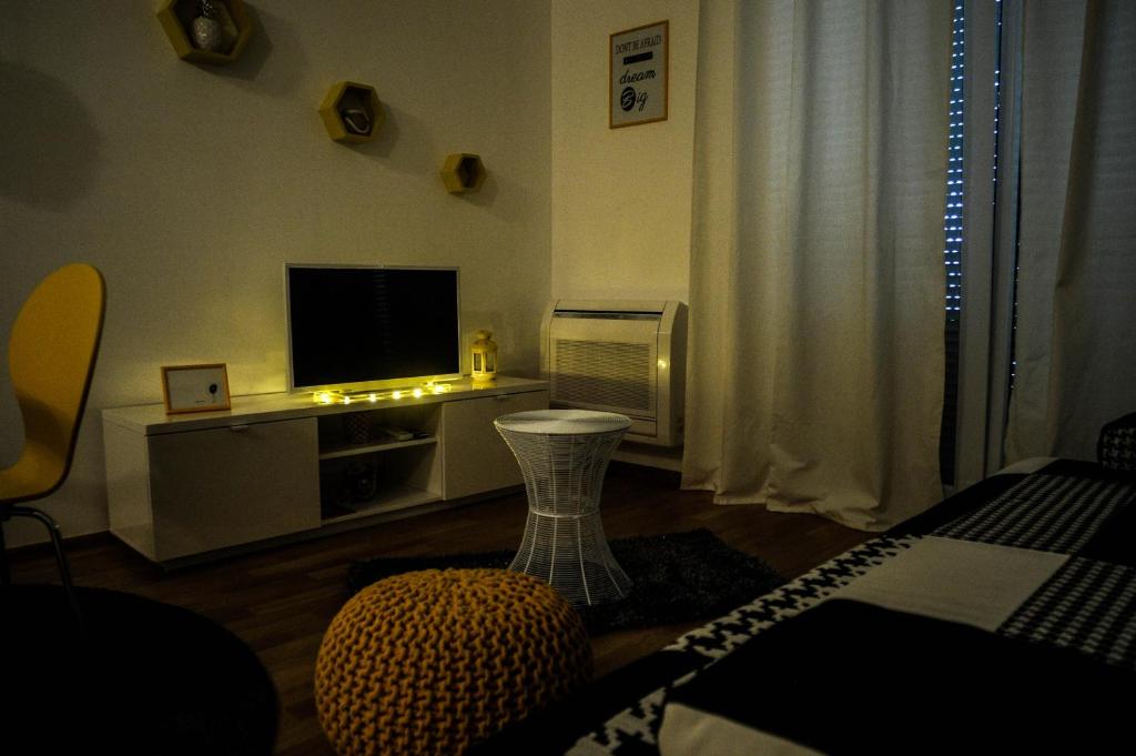 Televízia a/alebo spoločenská miestnosť v ubytovaní Golden Gate Apartment Zadar