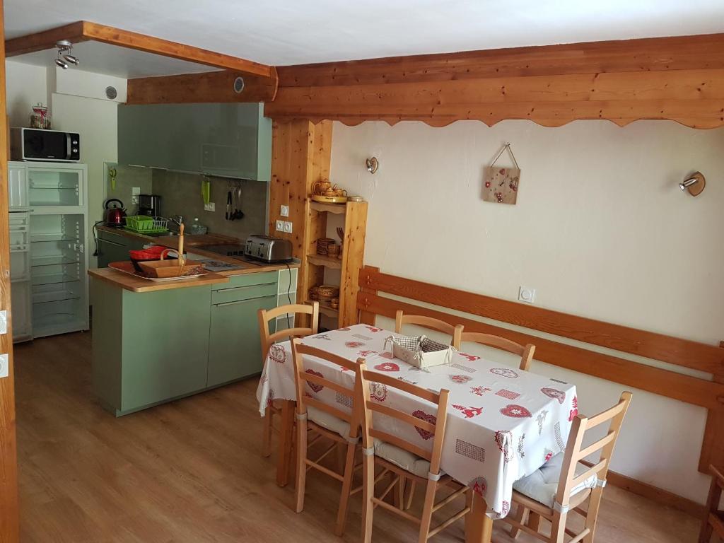 A kitchen or kitchenette at Appartement Le Ribon hotel la vanoise