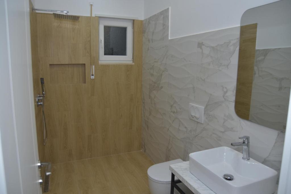 Kopalnica v nastanitvi Airen Hotel Velipoje