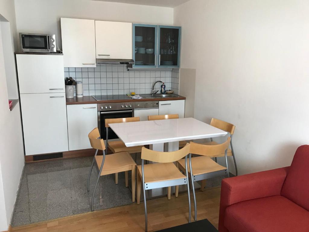 Kuchyň nebo kuchyňský kout v ubytování Apartementhaus Helene am Klopeinersee