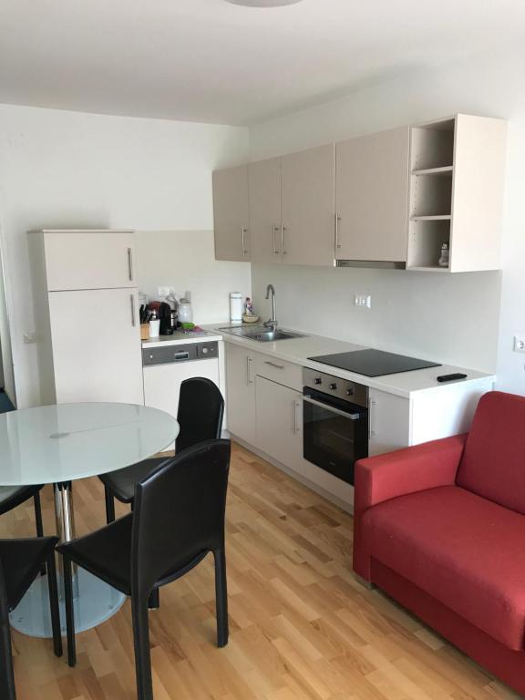 Kuchyň nebo kuchyňský kout v ubytování Apartementhaus Helene am Klopeinersee