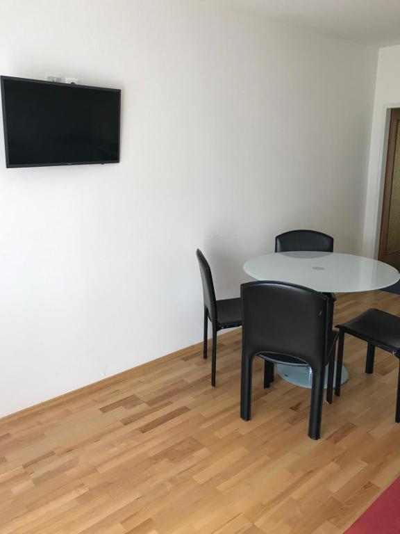 TV a/nebo společenská místnost v ubytování Apartementhaus Helene am Klopeinersee