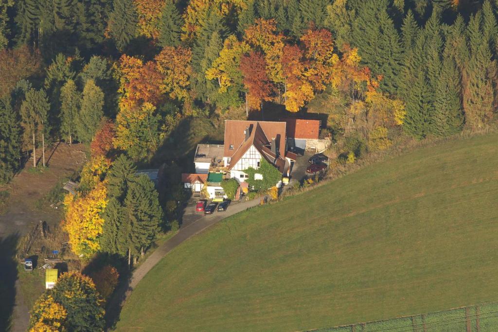 eine Luftansicht eines Hauses auf einem Hügel in der Unterkunft Haus Sonnenberg in Willingen