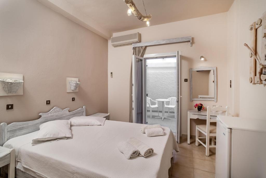 Llit o llits en una habitació de Amaryllis Hotel